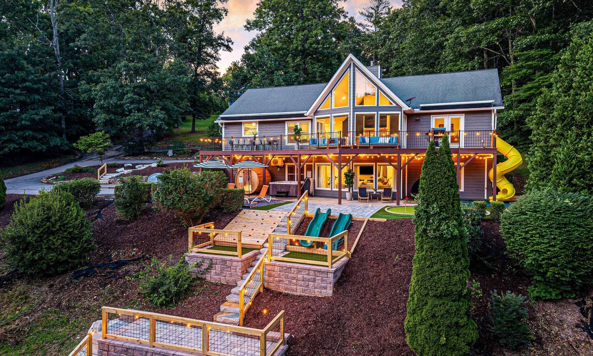 Skyland House | Biltmore Trip Base | Hot Tubs + Pickleball + Speakeasy