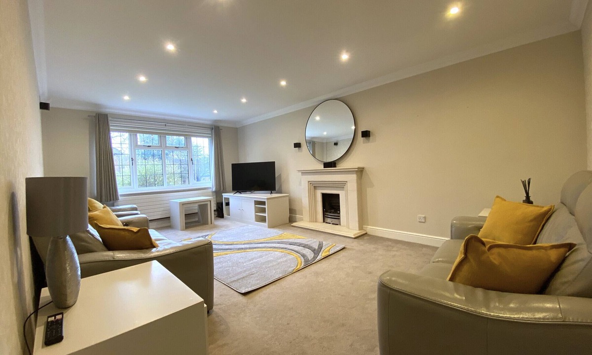 Binfield Ski Chalet | Binfield: Beautiful Five Bedroom House