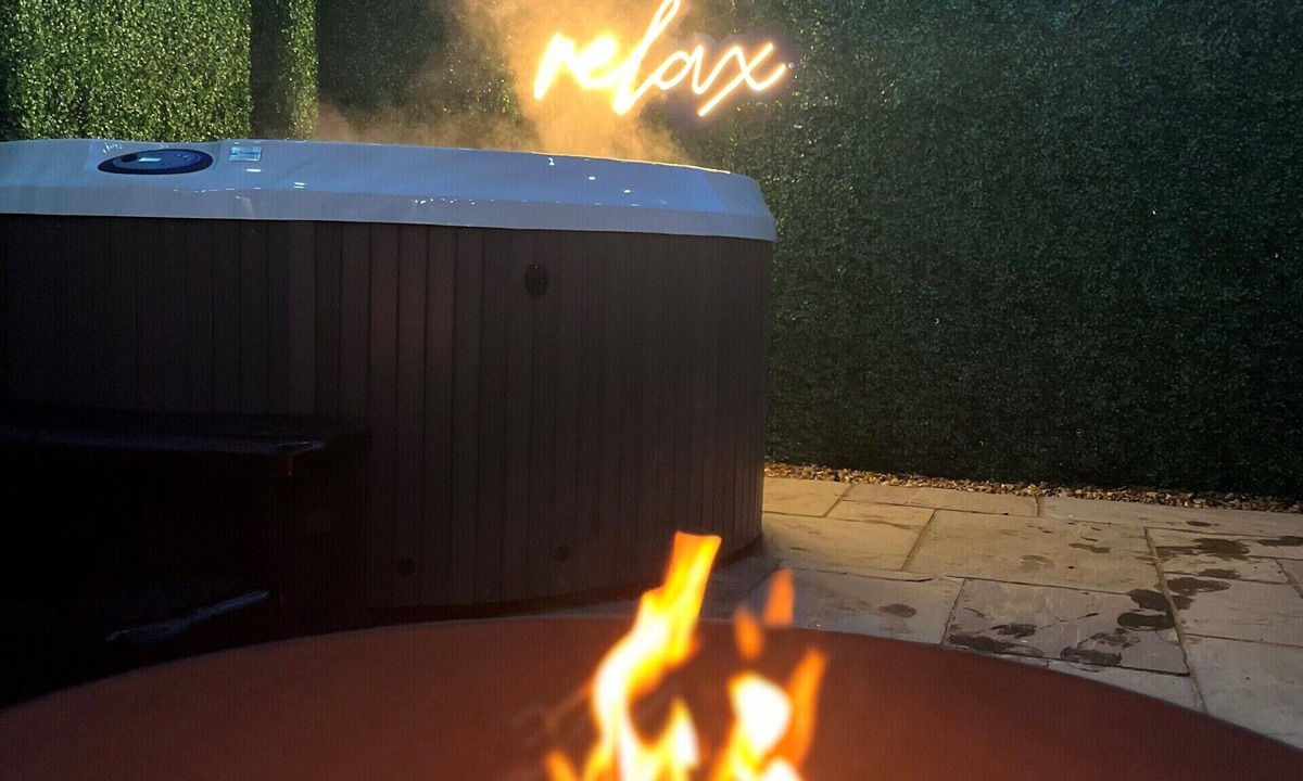 St. Florence Cottage | Birch Cottage with private Jacuzzi