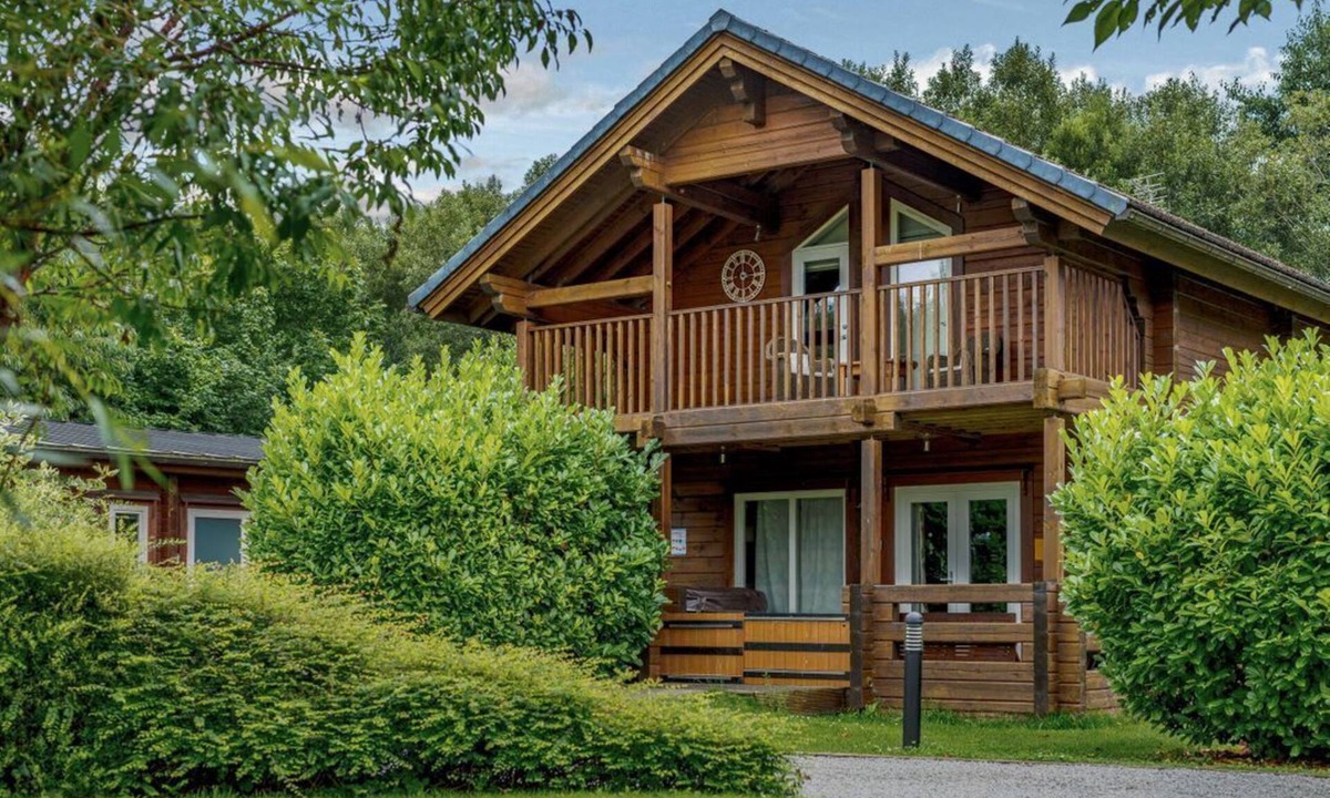 Carlton Miniott Cabin | Birch Spa, Woodland Lakes
