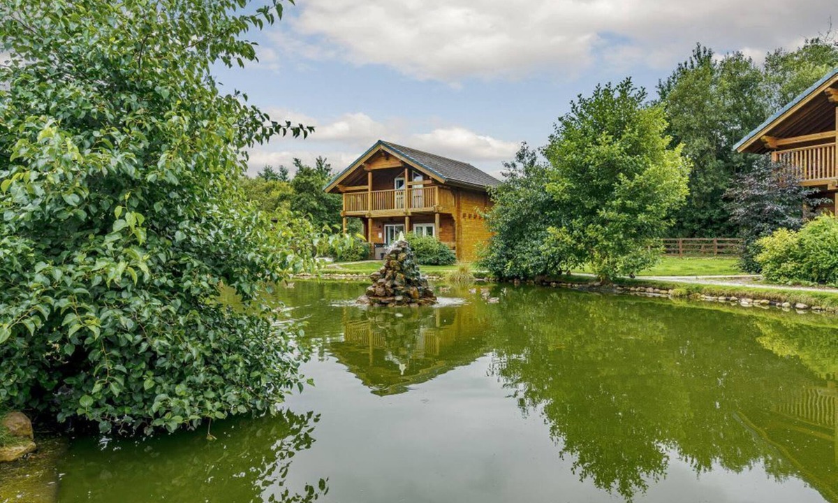 Carlton Miniott Cabin | Birch Waterside Spa (Pet), Thirsk
