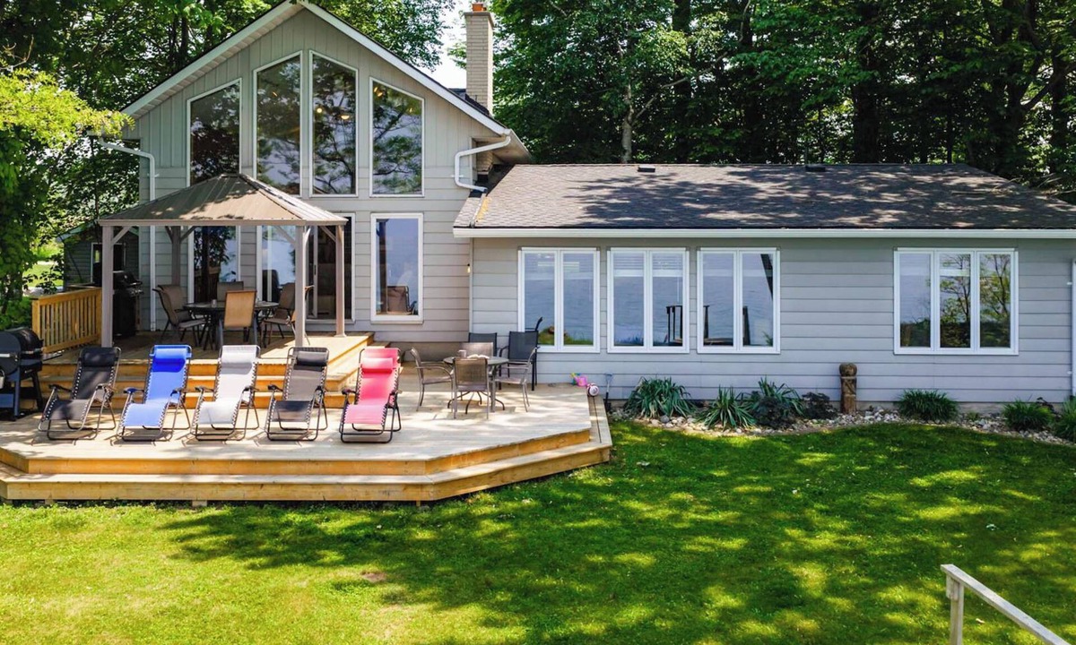 Central Huron Cottage | Birchcliff-Lakefront View, King bed, AC