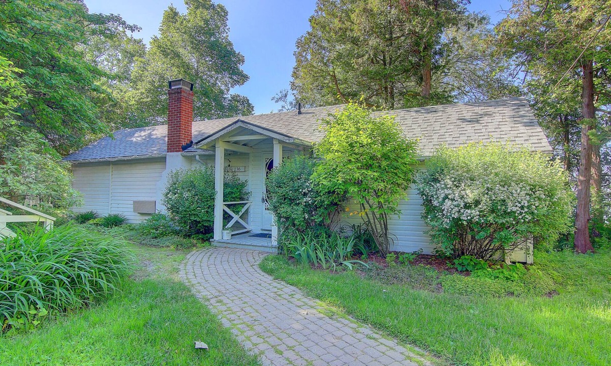Sutton Cottage | BIRDIE LAKE VIEW COTTAGE