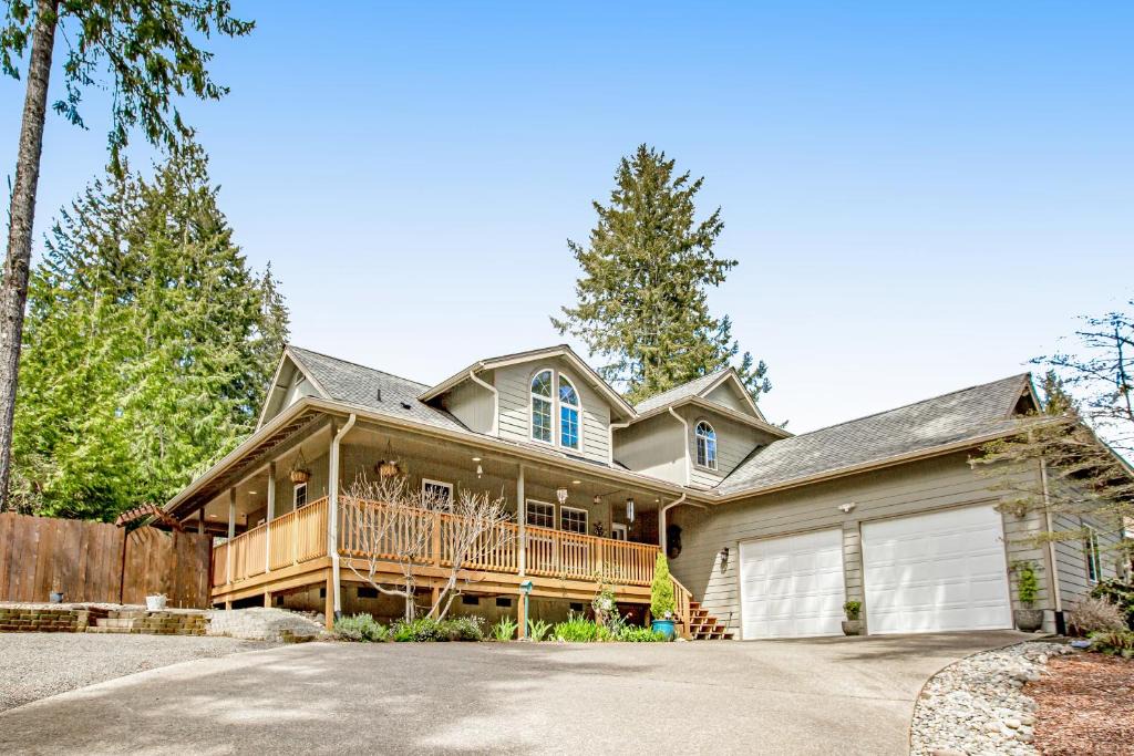 Allyn-Grapeview House | Birdie Time