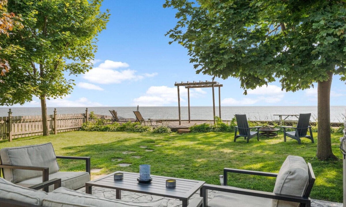 Leamington House | Bird’s Eye View 🌅 | Lakefront Retreat with Hot Tub, Firepit & Cozy Fireplace