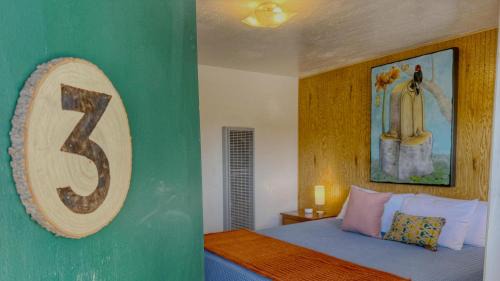 Bluff Hotel | Birds - King Suite Pets ok, Shared Kitchen #3