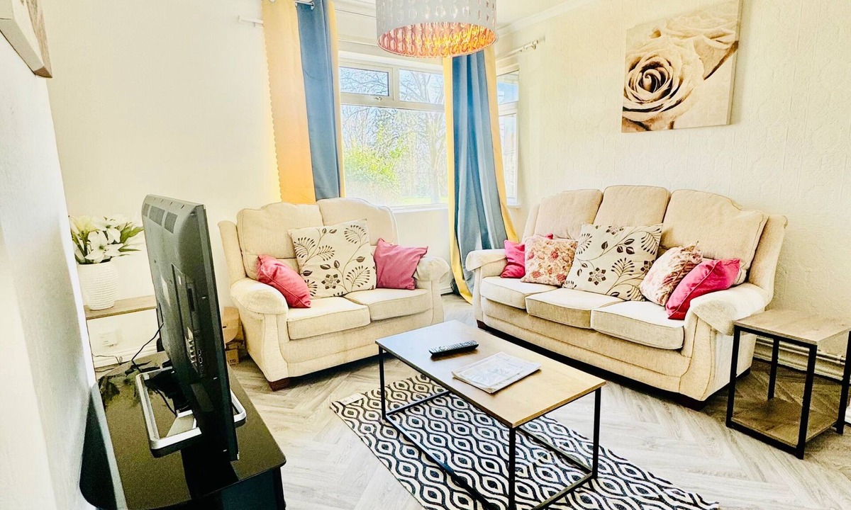 Kidderminster House | Birmingham 3 bedrooms- Sleeps 6- Free parking