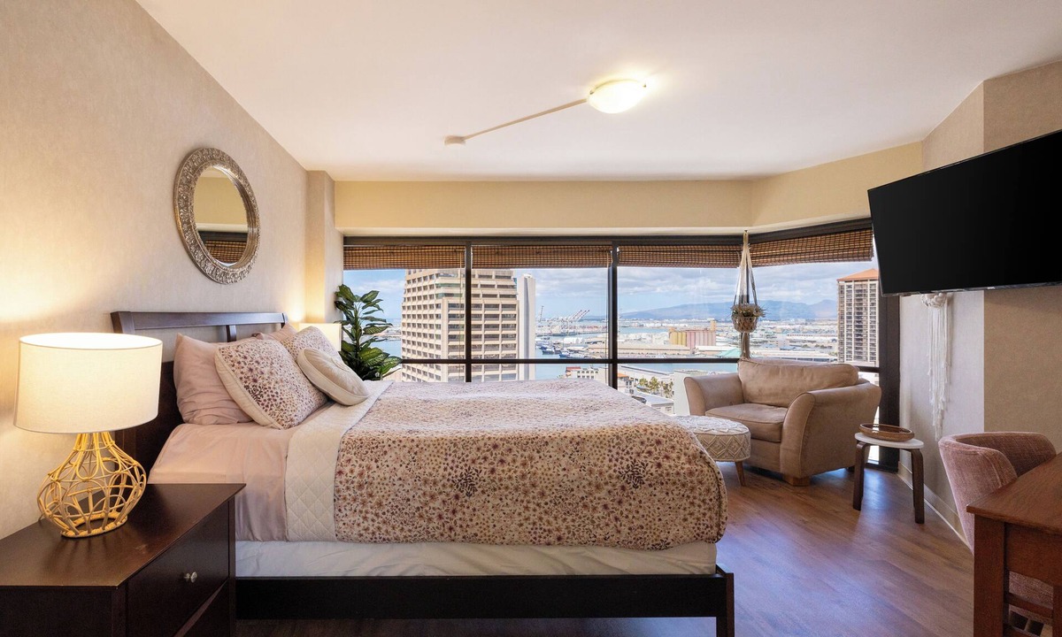Downtown Honolulu Condo | Bishop Suites @ Executive Centre, Unit #2104 Ocean View Suite, Downtown Honolulu