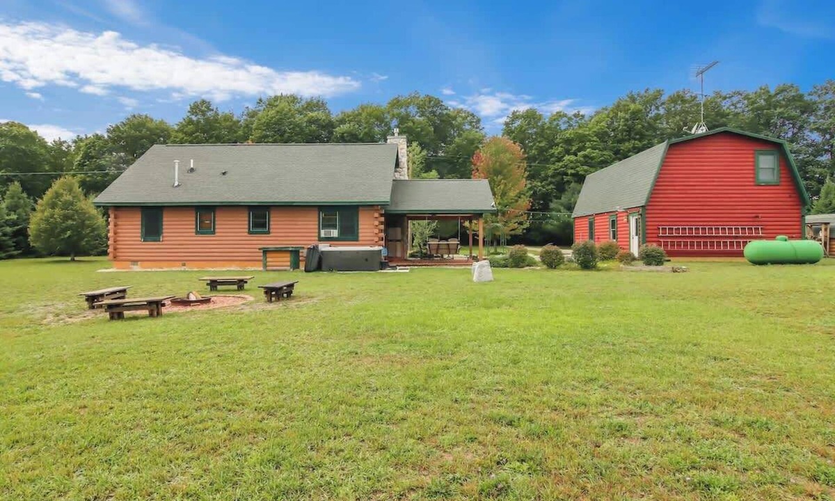 Beulah House | Bison Acres Close to Crystal Mt with Hot Tub