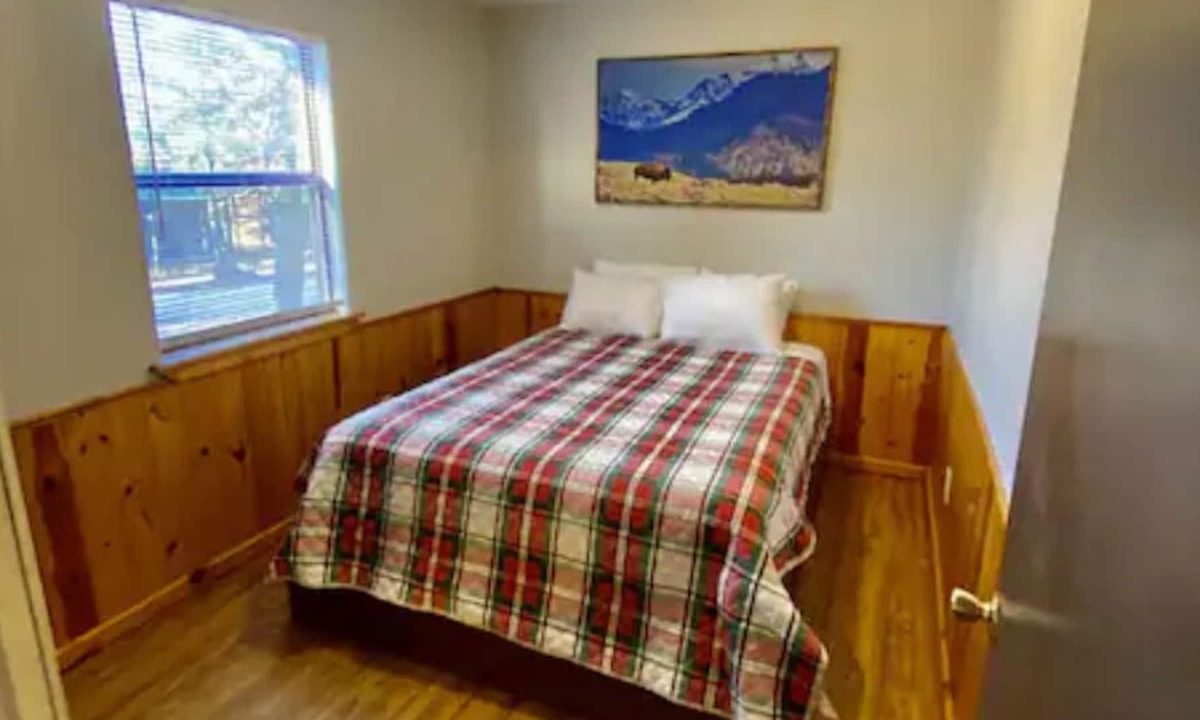 Sulphur Cabin | Bison Cabin #5 - Rocky Point Cabins