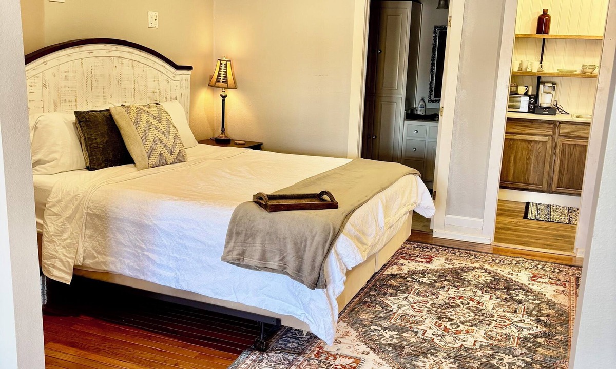 Searcy House | Bison Hall 6, No cleaning fee, 1 block from court square