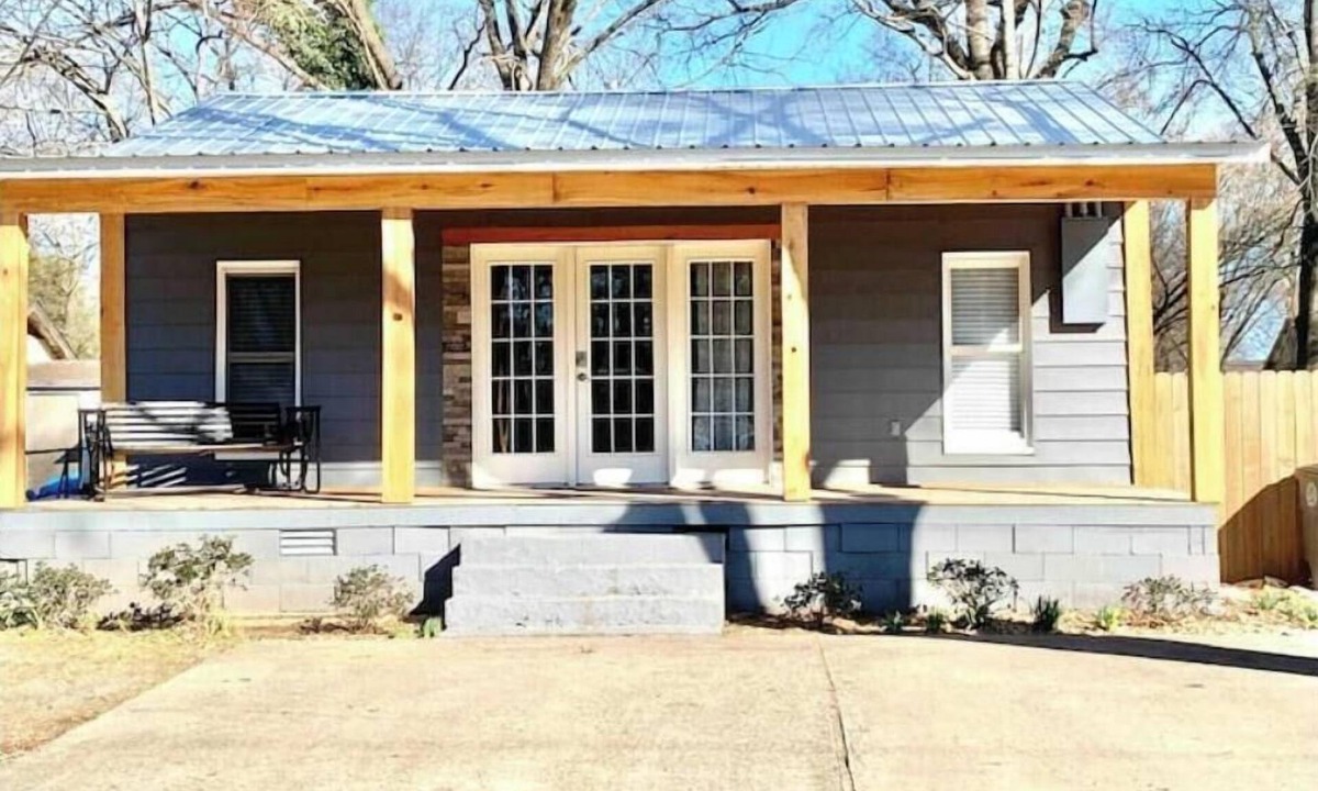 Searcy House | Bison Home, no cleaning fee. 1 block from Harding