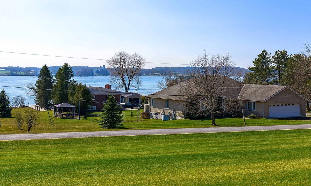 Greater Napanee House | BizLodge Napanee Hillside Bayview | Group & Family