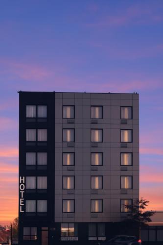 Cypress Hills Hotel | Bkway Hotel Brooklyn