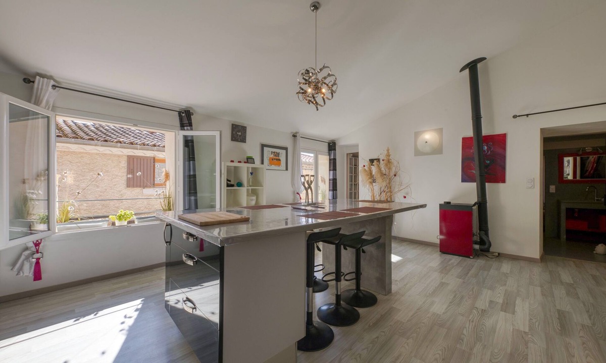 Alignan-du-Vent Apartment | Black and White