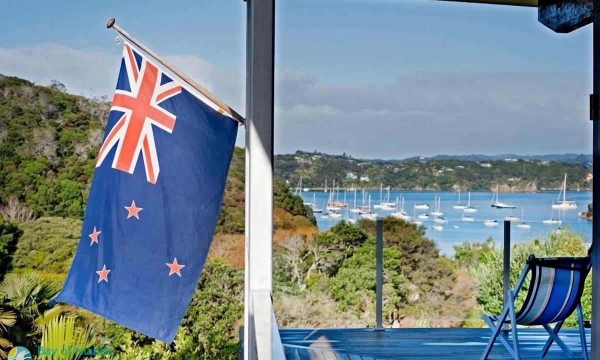 Russell House | Black Bach