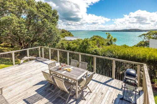 Surfdale House | Black Cottage - Stay Waiheke