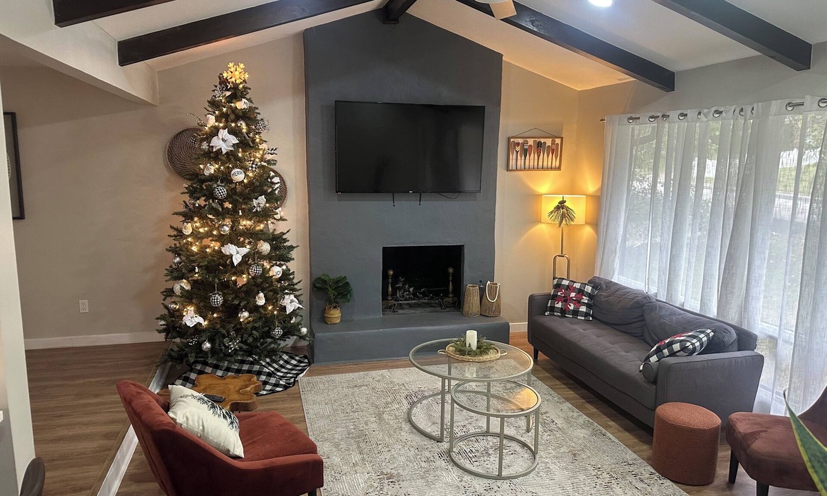 Windsor Hills House | Black Friday rates, Private Pond, SLPS 12