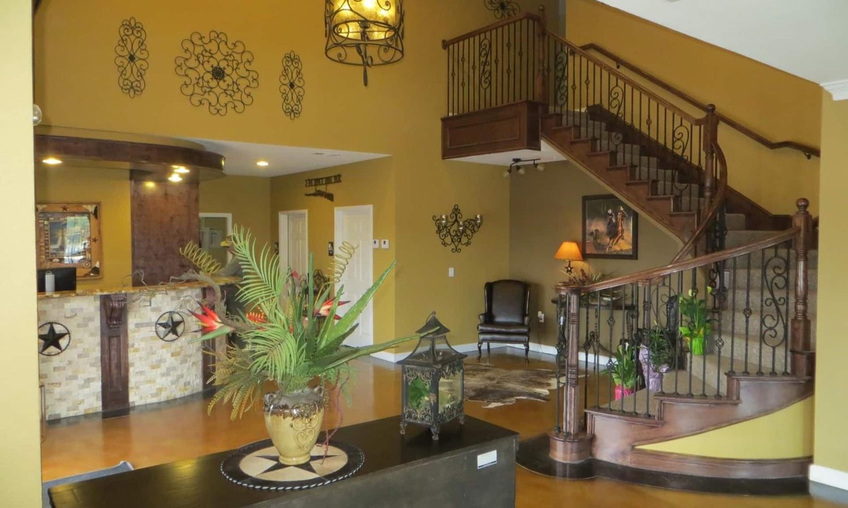 Sweet Home Hotel | Black Gold Inn