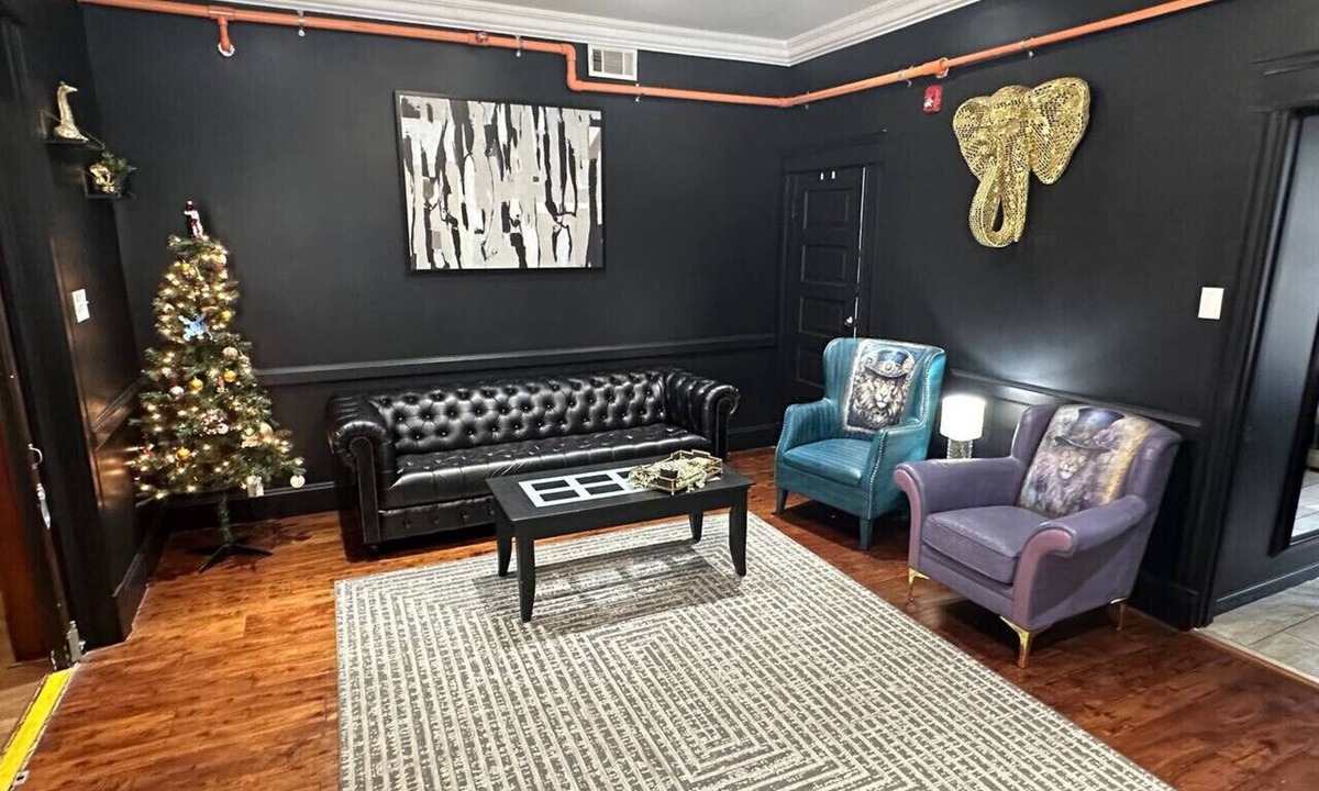 St. Charles Historic District Hotel | Black & Gold suite 202 -ADA Room