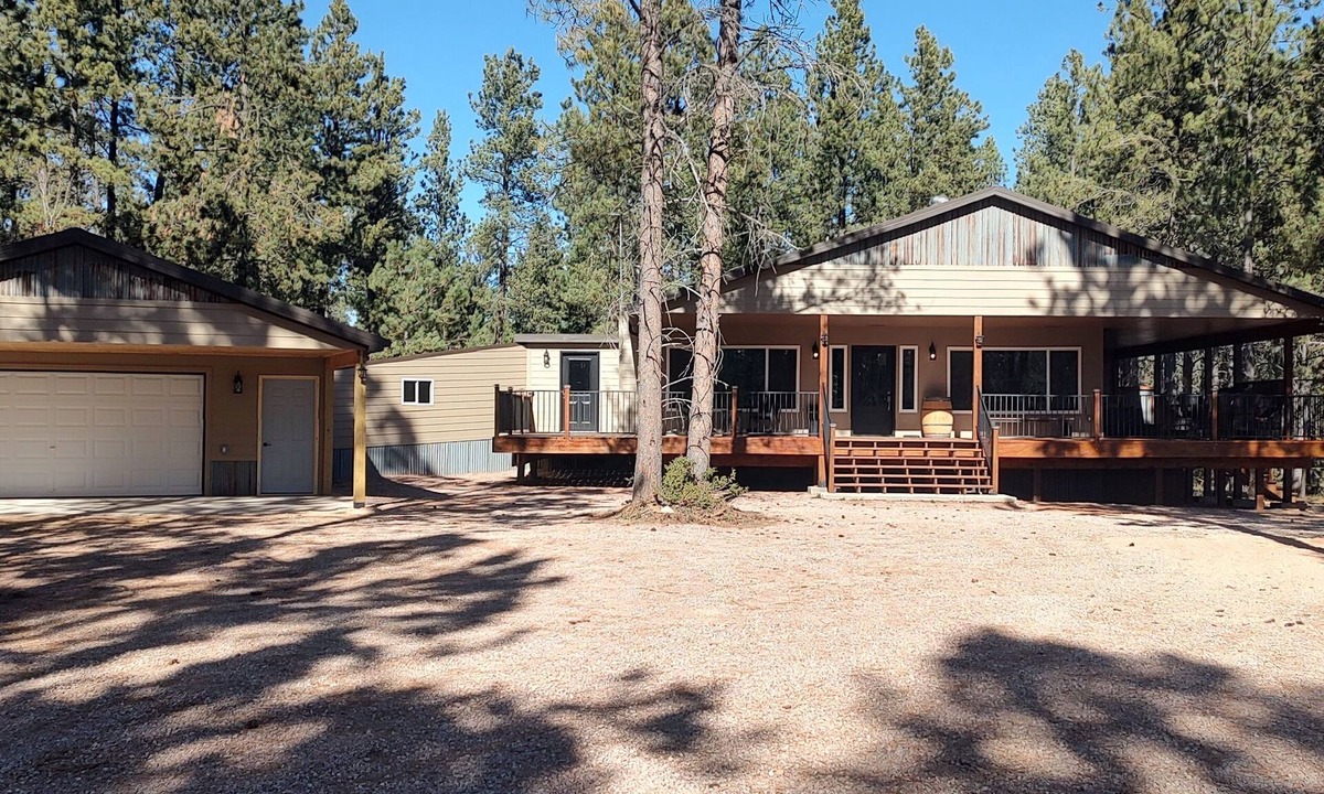 Newcastle House | Black Hills Vacation Lodge: Brand New Home! Just Opened.