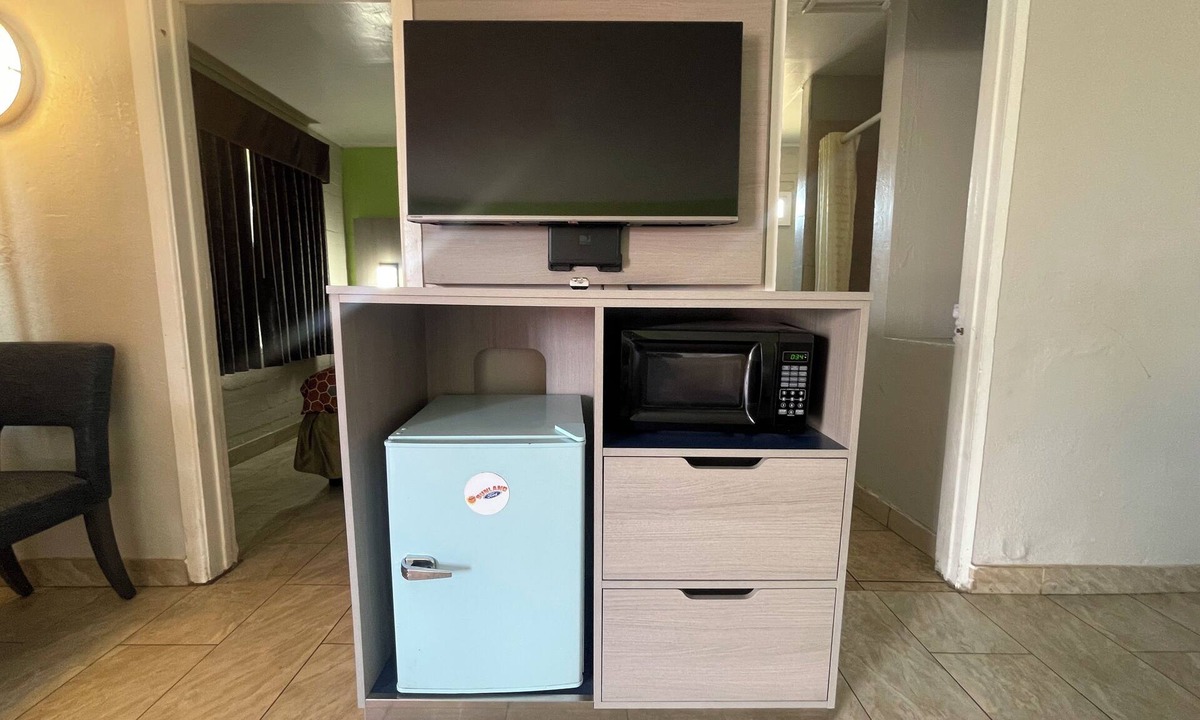 Apple Valley Hotel | Black Horse Motel