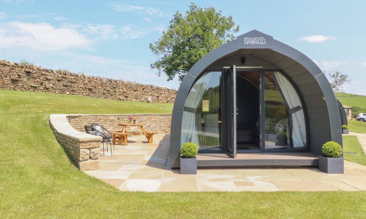 Fence Cottage | BLACK MOSS, romantic, with a garden in Clitheroe