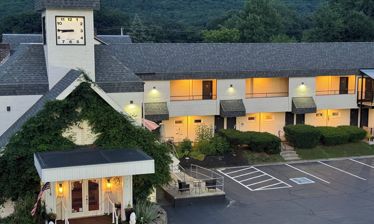 Brattleboro Hotel | Black Mountain Inn
