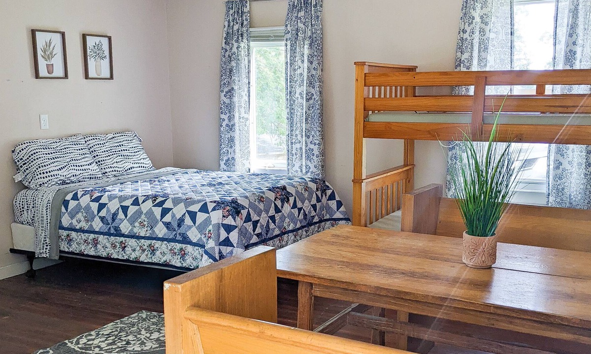 Buckingham Cabin | Black Oak Tiny Cabin on Lake in Montour