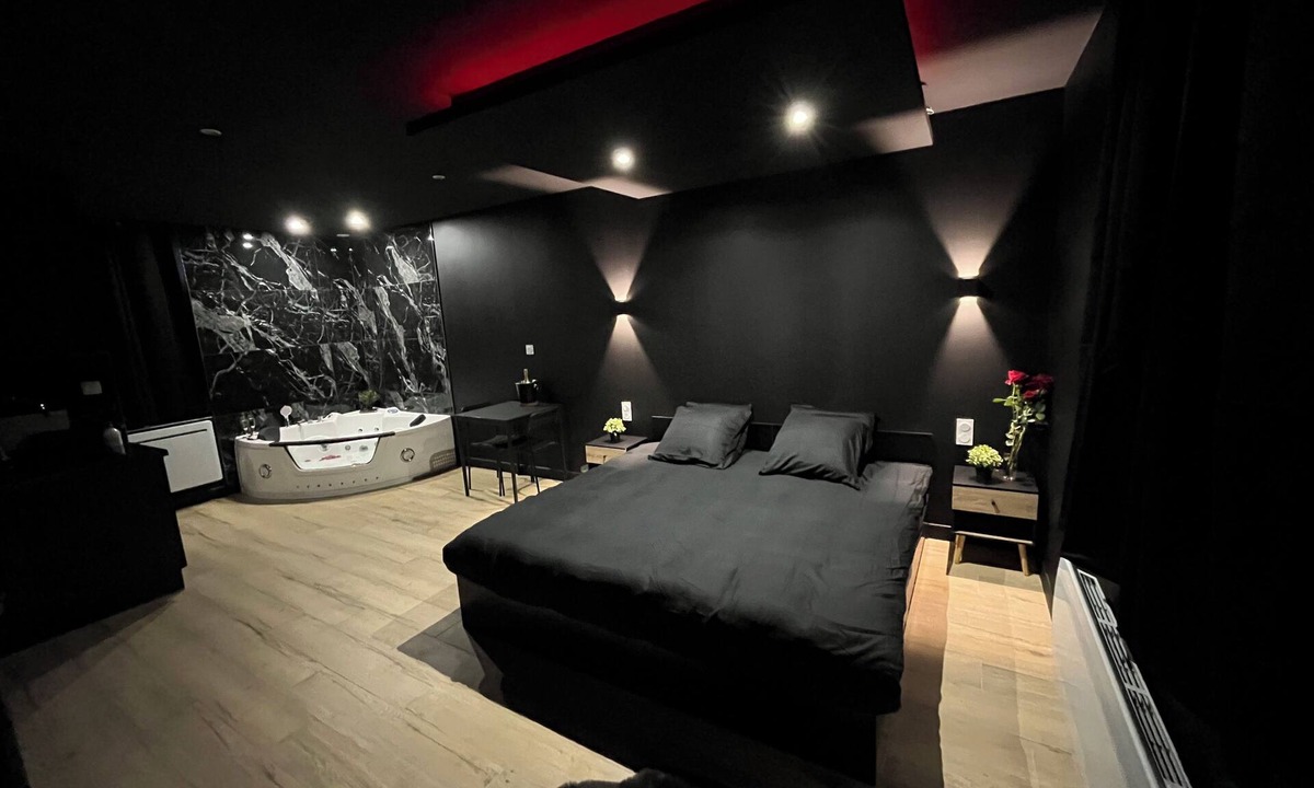 Jassans-Riottier Apartment | Black Room