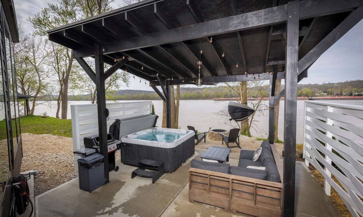 New Richmond Apartment | Black Tie Affair - Eloquent Riverfront Experience