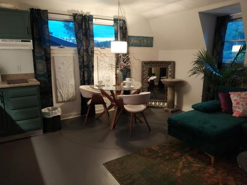 Camptown Apartment | Black Top Retreat