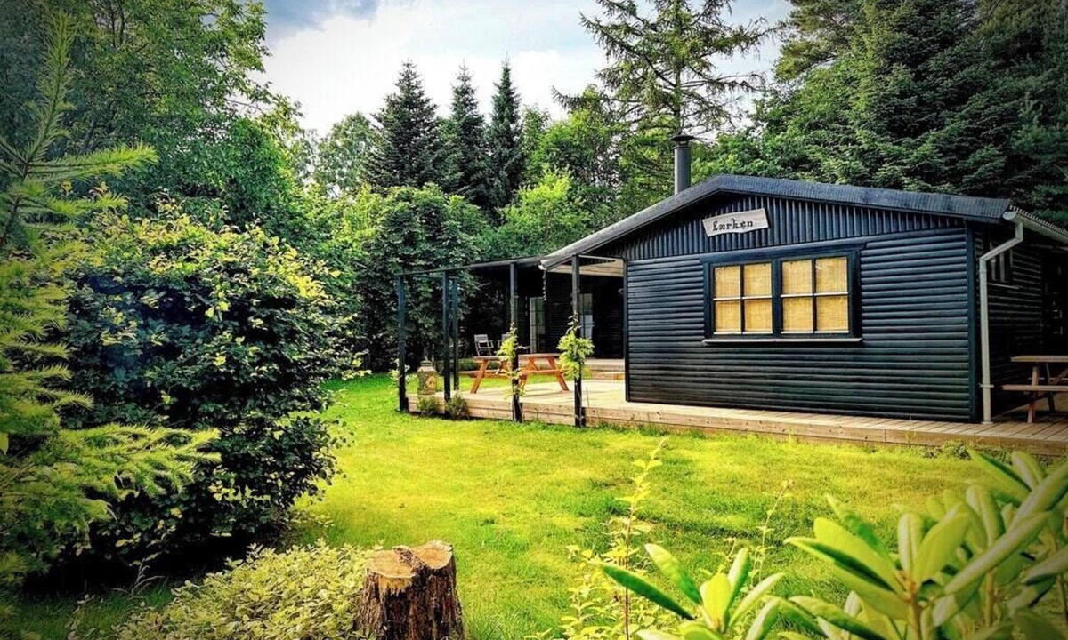 Øksenmølle House | Black wooden house with annex near Stubbe Sø