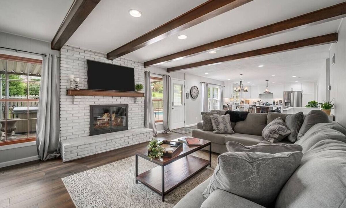 Creve Coeur House | Blair's Pool House - Creve Couer Hot Tub Game Room