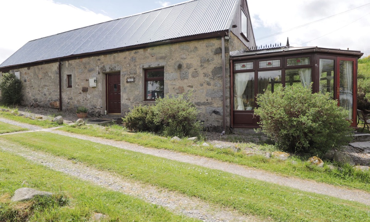 Nethy Bridge Cottage | BLAIRGORM CROFT, pet friendly, with a garden in Nethy Bridge