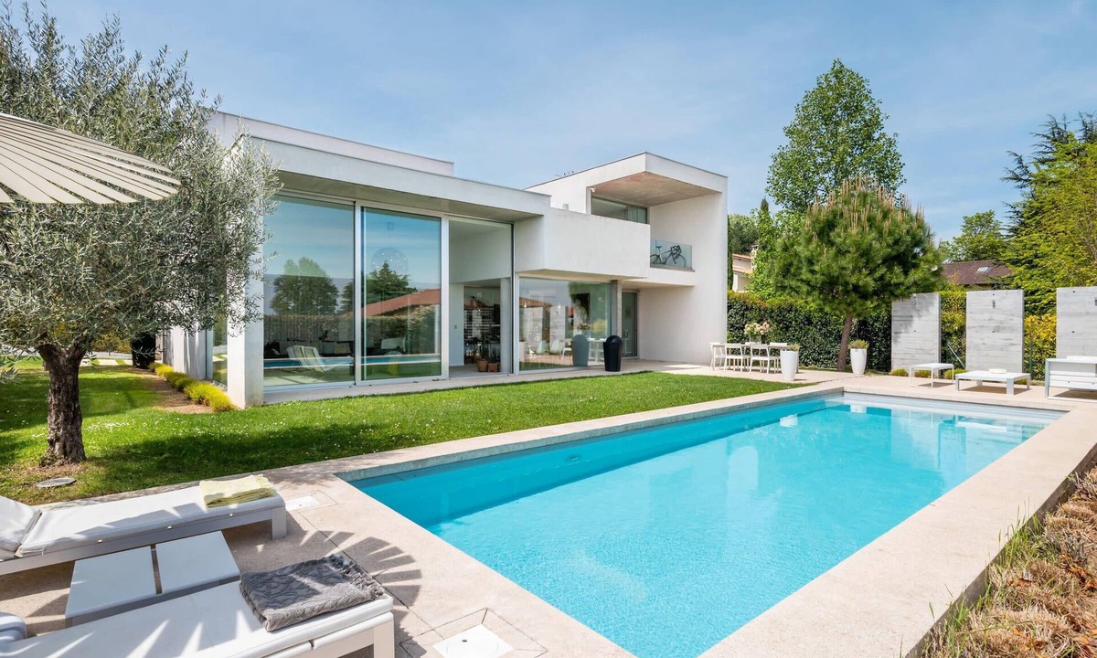 Collonges-au-Mont-d'Or Villa | Blanche - Contemporary architect's house