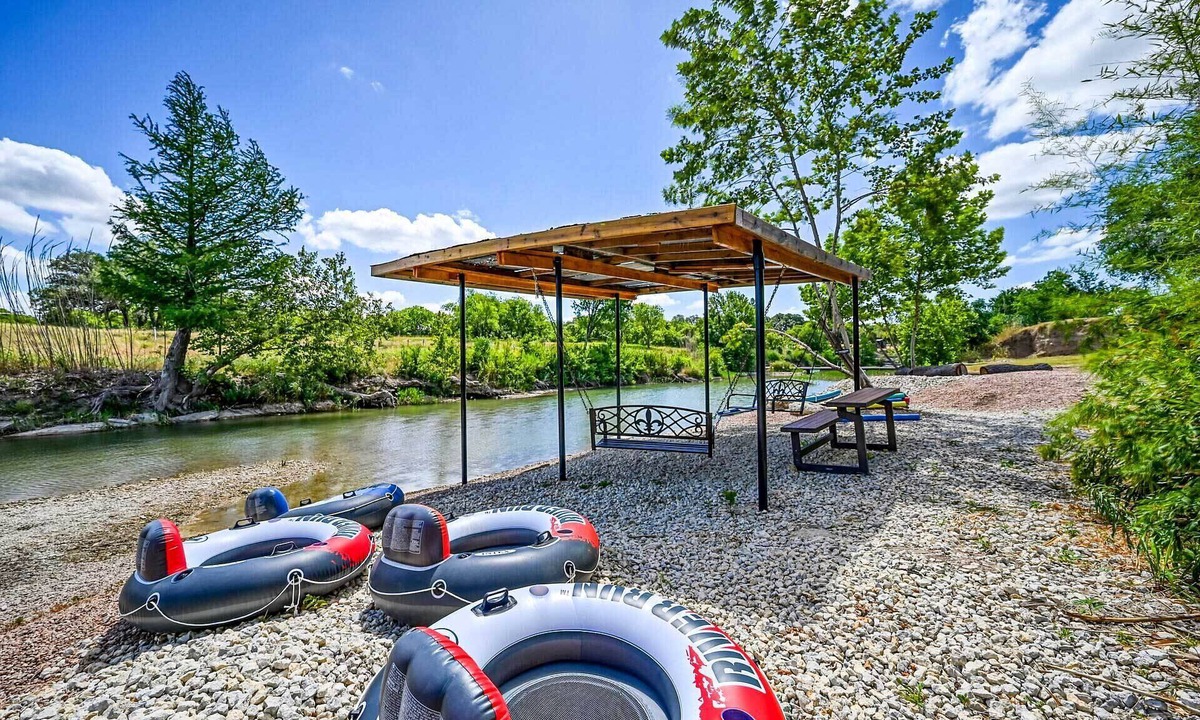 Blanco House | Blanco Riverfront Estate w/2 Homes: 8-Acre Oasis