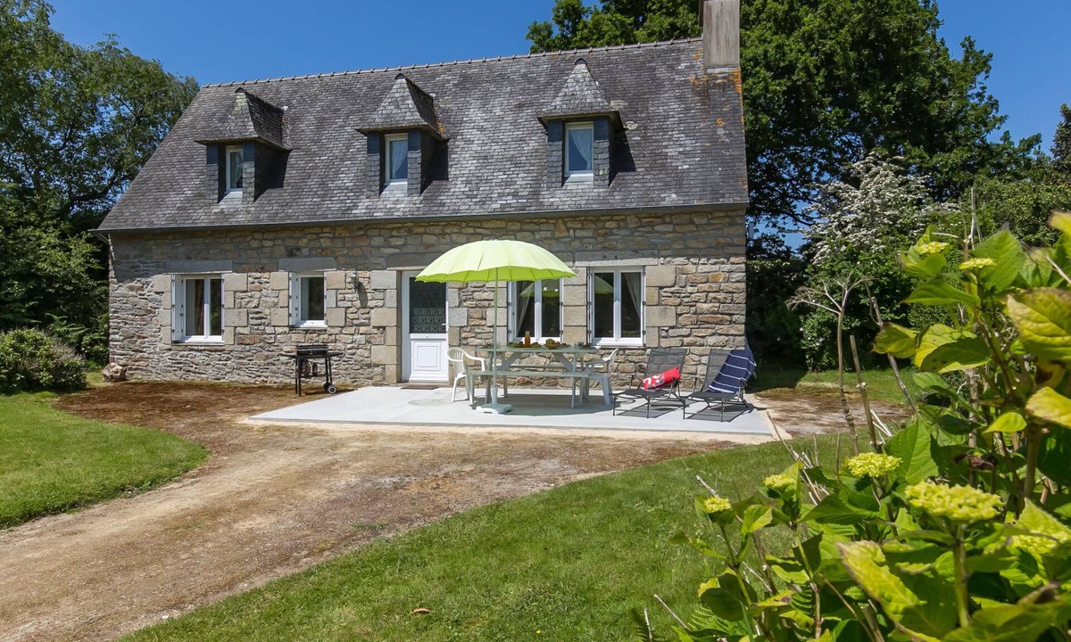 Sizun House | Blaue Hortensie by Interhome