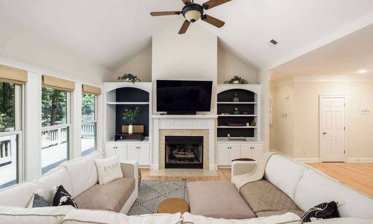 Huntersville House | Blissful Lake Views + Hot Tub + Pool Table