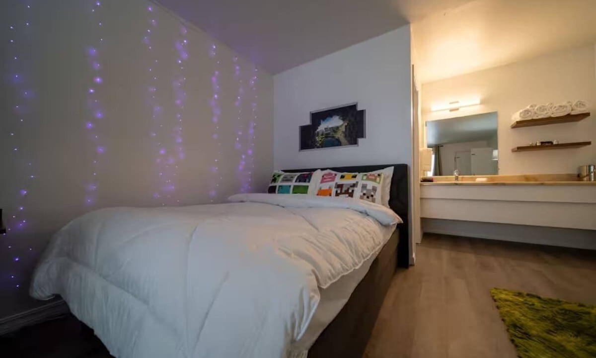 Eureka Springs Historic District Hotel | Block Room, #15 at Glory Dayz!