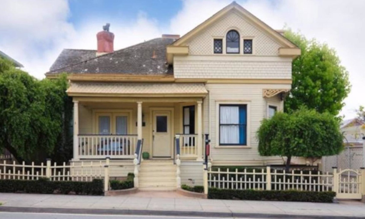 Pacific Grove Hotel | Blocks from Ocean - KING BEDROOM SUITE