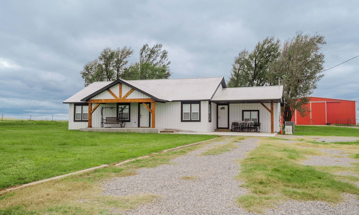 Elk City House | Blondies Lodge, Sleeps 10, Peaceful Ranch Getaway Minutes from Elk City