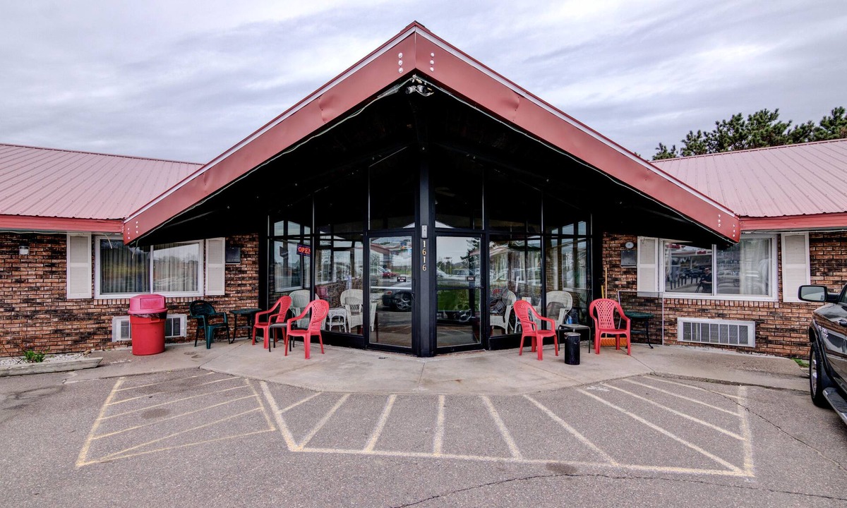 Bloomer Hotel | Bloomer Inn & Suites