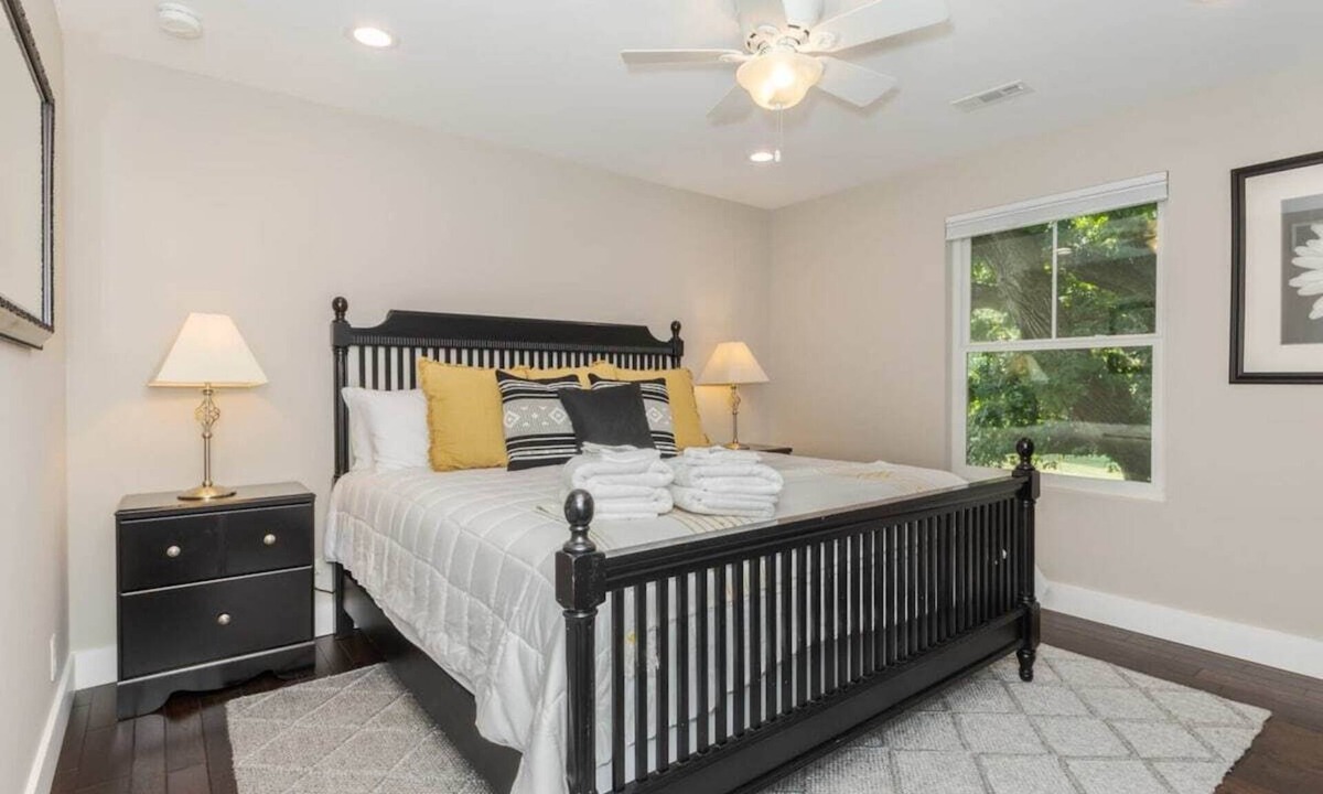 Lawndale House | Bloomington Escape | Luxury Stay for 16 Guests