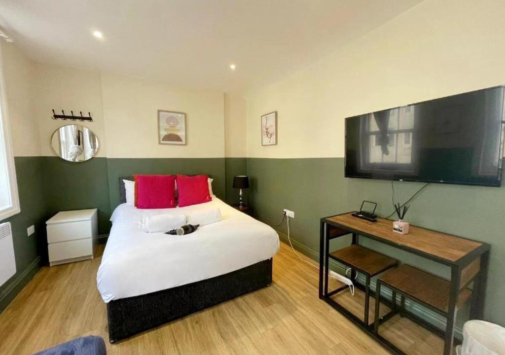 Hove Apartment | Bloomsaway Seafront Studio BN38BRU03