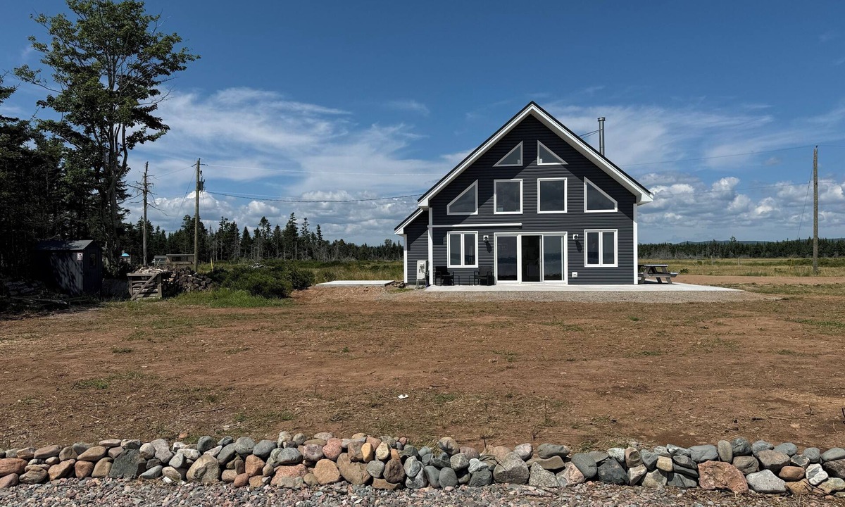 Colchester County House | Blue Beach House by the Bay. Waterfront with pool table and fast wifi.