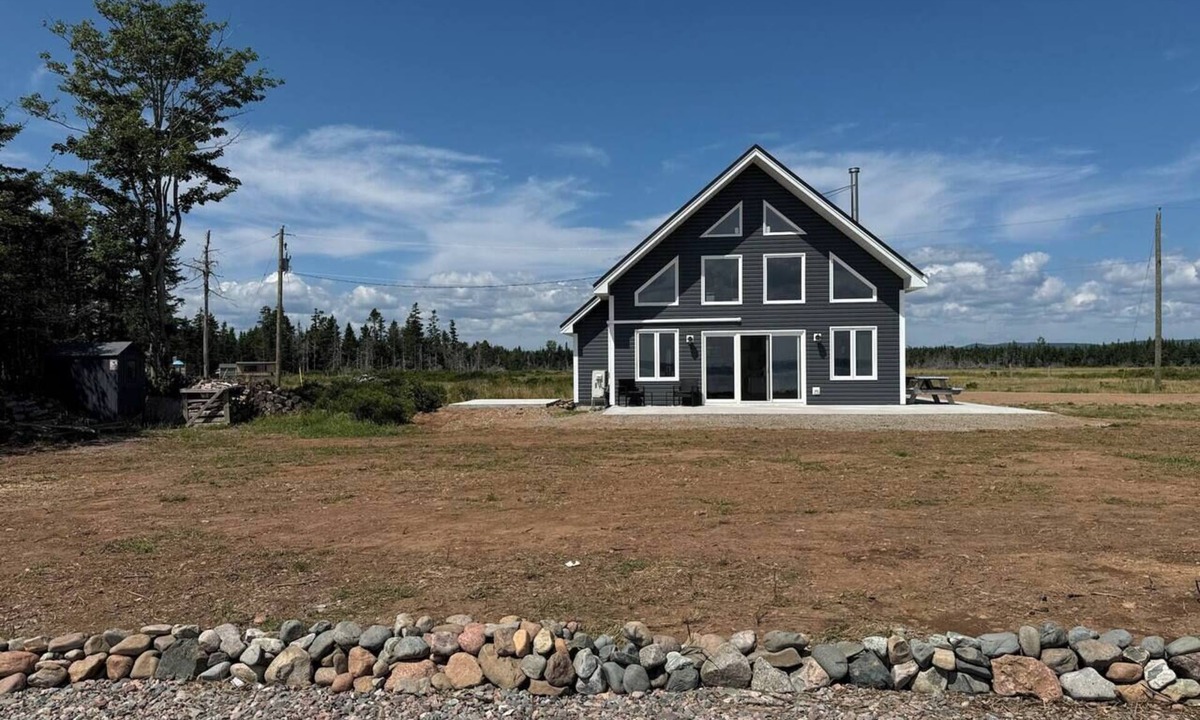 Colchester County House | Blue Beach House By the Bay