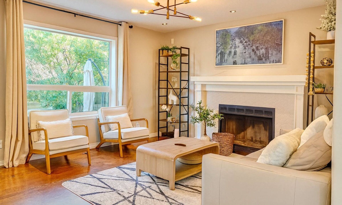 Signal Hill House | Blue-bell Cottage w/Garage, Fireplace & Backyard