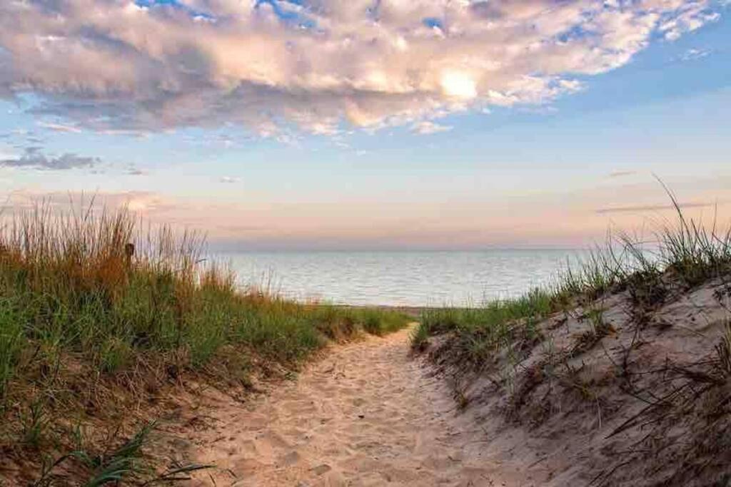 Wheeler House | Blue Birdhouse - Indiana Dunes - Pet Friendly