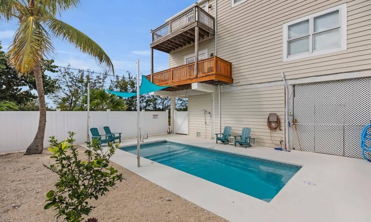 Marathon House | Blue Breeze